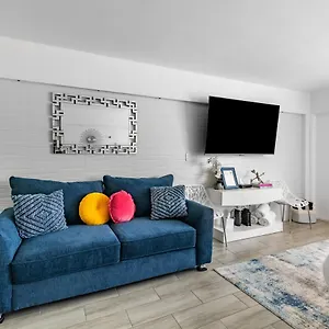 newly-renovated-oceanfront-studio-w-balcony-daytona-beach.thedaytonabeachhotels.com/